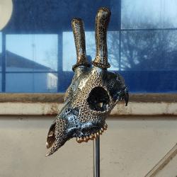 Petit crâne de chevreuil peint à la main or et argent (support inclus)