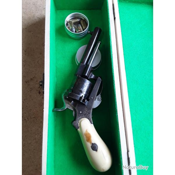 Trs bon et beau revolver type Lefaucheux 7mm  broche de marque inconnue. Crosse xxxx. Grav Or.