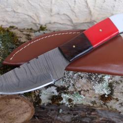 Skinner Couteau de Chasse Damas Lame Acier 256 Couches Manche Bois/Résine Etui Cuir Fab Artisanale