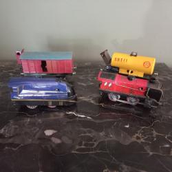 2 locomotives mécaniques + 2 wagon s anciens + clef à remonter
