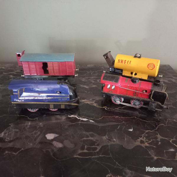 2 locomotives mcaniques + 2 wagon s anciens + clef  remonter