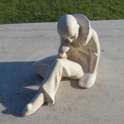 Statuette en faïence craquelée, "Pierrot" Couleur crème - Émaux de la Louvière - Belgique(Vers 1930)