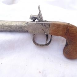 p21)  pistolet a un canon , coup de poing ,