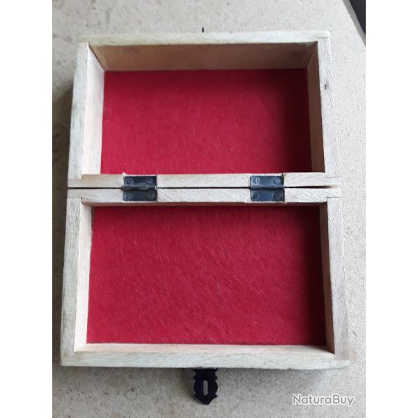 Coffret en bois pour petites armes de poings, sculpt et solide. Intrieur de feutrine rouge.