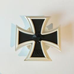 Croix de fer 1ère classe modèle à vis REPRODUCTION de qualité.