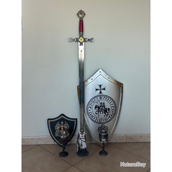 Trs beau lot d'objets sur le thme des Templiers