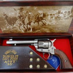 Magnifique reproduction du Colt SAA 1873 Peacemaker 5,5"