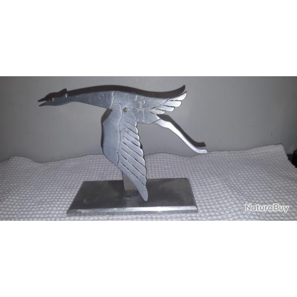 insigne (militaire ?) cigogne sur un support