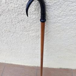 ANCIENNE CANNE MARCHE SPECIFIQUE MONTAGNOL   .  ( CRAMPON ACIER , POIGNEE FACON  CORNE IZARD ) .