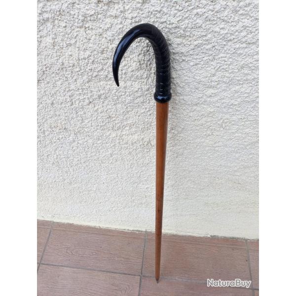 ANCIENNE CANNE MARCHE SPECIFIQUE MONTAGNOL   .  ( CRAMPON ACIER , POIGNEE FACON  CORNE IZARD ) .