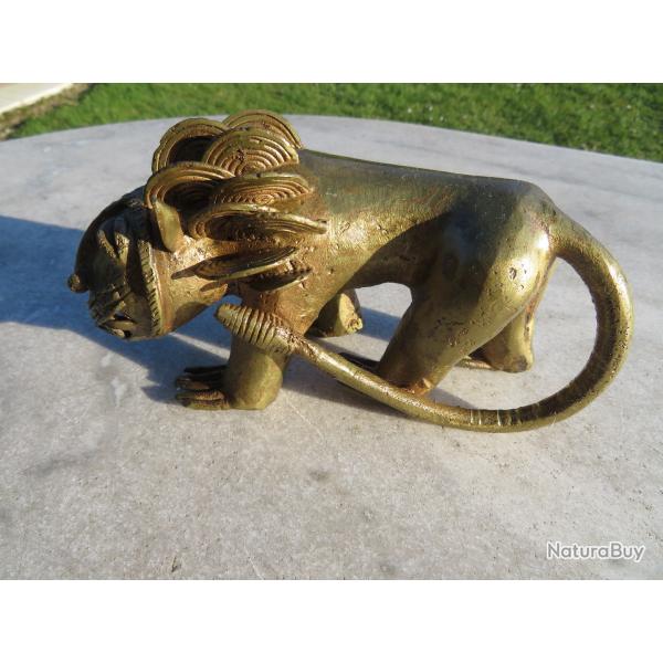 Art d'Afrique - Ancienne sculpture en bronze reprsentant un "Lion" - BNIN (XX)
