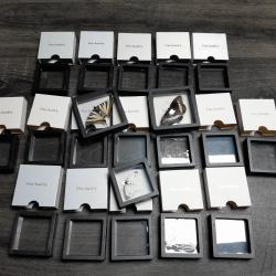 17 boîtes vitrine (bijoux, pièces de monnaie, faucile, collection)