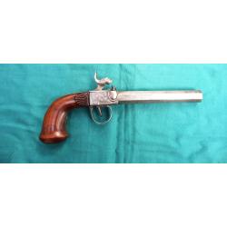 Magnifique pistolet à percussion à .canon lisse très propre Damas avec tête d'un animal mythique .