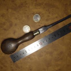 tournevis ancien de 25 cm  manche bois virole laiton