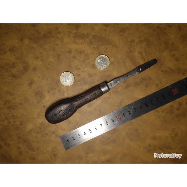 petit tournevis ancien de 20  cm  manche bois panne de 6,5 mm