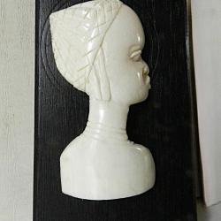 Art Populaire Ethnique Ancien * Beau Buste de Femme en Os Sculpté sur Plaque de Bois Noir
