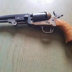 1 ancien REVOLVER BLACK POWDER ONLV-in ITALY-CALIBER 36  + 1 colt FILLI PIETTA CAL 36