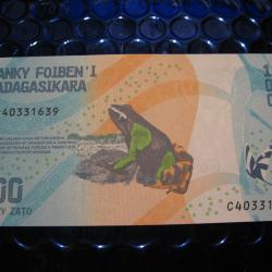 Madagascar   billet de 100 ariary (proche du neuf) grenouille