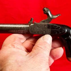 Superbe et original pistolet à coffre en parfait état