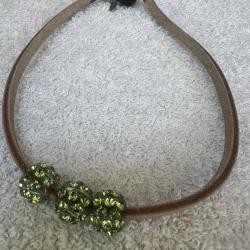 Collier cuir beige cristaluna avec 3 pendentif sphère en cristal acrylique transparent swarovski