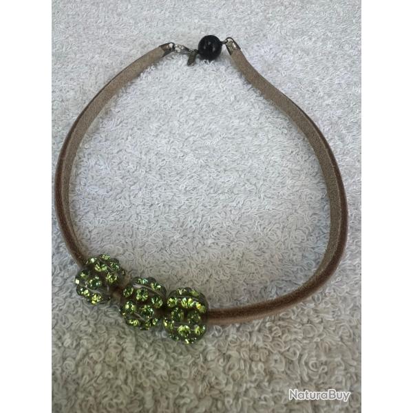 Collier cuir beige cristaluna avec 3 pendentif sphre en cristal acrylique transparent swarovski