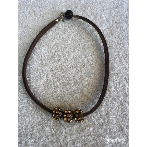 Collier cuir marron critaluna avec 3 pendentif sphre en cristal acrylique noir swarovski