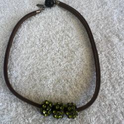 Collier cuir marron cristaluna avec 3 pendentif sphère en cristal acrylique noir swarovski