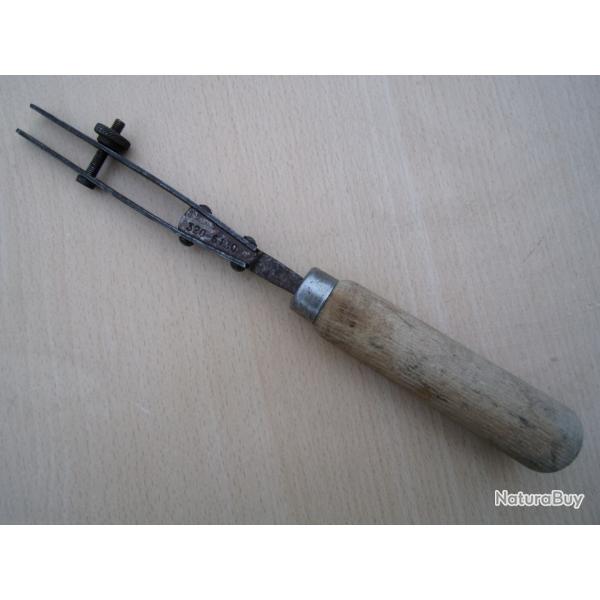 OUTIL D'ARMURIER MILITAIRE  DE LA "MAC"