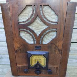 Ancien grand poste de radio à lampes et antenne