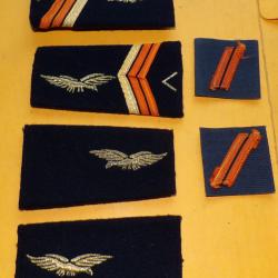 LOT DE 2 PAIRES DE FOURREAUX EPAULES AVEC GRADES DIFFERENTS DE L'ARMEE DE L'AIR FRANCAISE  ET DE GAL