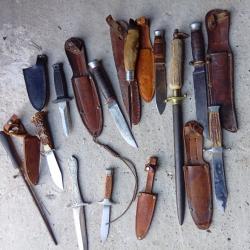 Joli lot de couteaux vintage type scout etc.