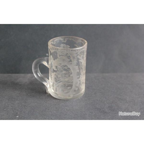 Ancien verre  liqueur cristal Bohme grav maill