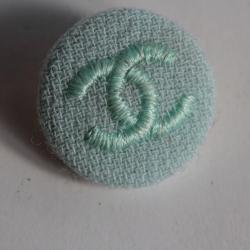 CHANEL Bouton métal doré et brodé vintage