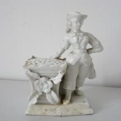 Saupoudreuse personnage porcelaine XVIIIe siècle