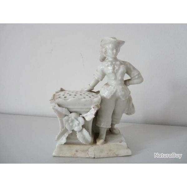 Saupoudreuse personnage porcelaine XVIIIe sicle