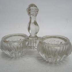 Salière en verre moulé
