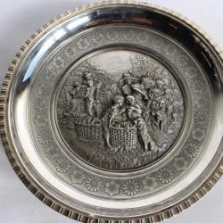 Coupe a raisins métal argenté en relief  vendangeurs  vin