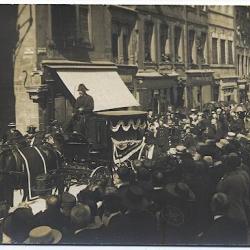 Carte postale Doubs 25 Besançon Défilé devant la maison Victor Hugo
