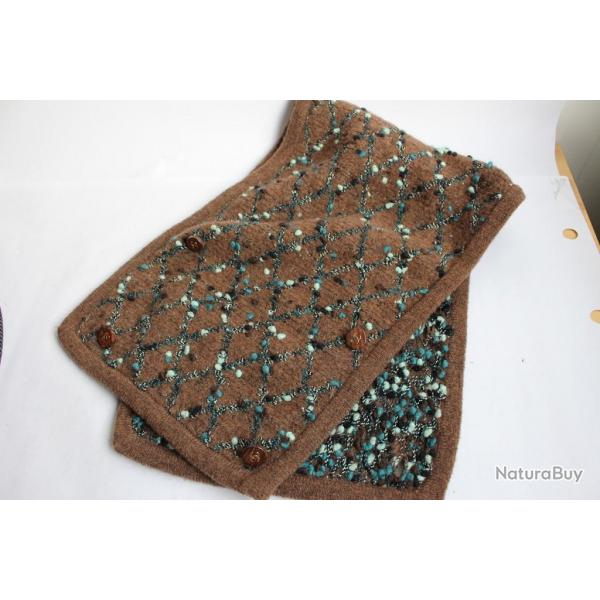 CHANEL Tour de cou boutonn