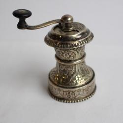 Ancien moulin à poivre a manivelle argent massif