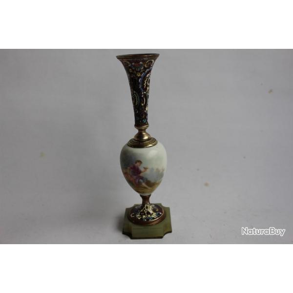 Vase maux de Limoges et porcelaine peinte Napolon III