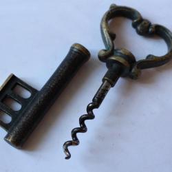 Tire-bouchon clef bronze a patine verte