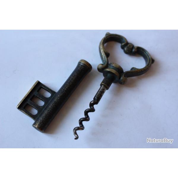 Tire-bouchon clef bronze a patine verte