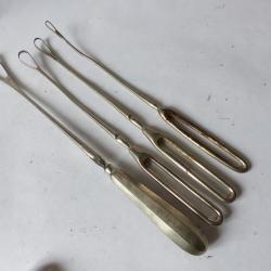 Lot de quatre Curettes utérines tranchantes instruments de médecine