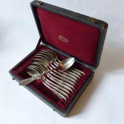 Douze cuillères a dessert métal argenté Art de la table