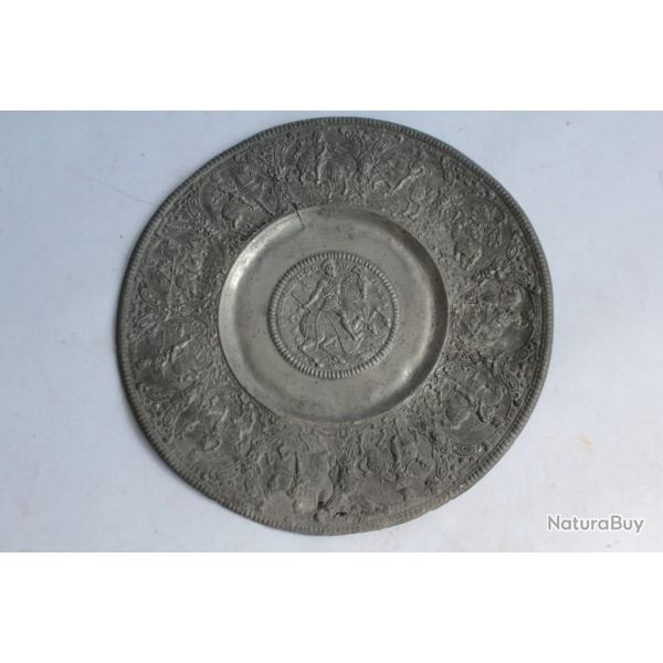 Assiette en tain Ferdinand II Patne de Nuremberg XVIIe sicle