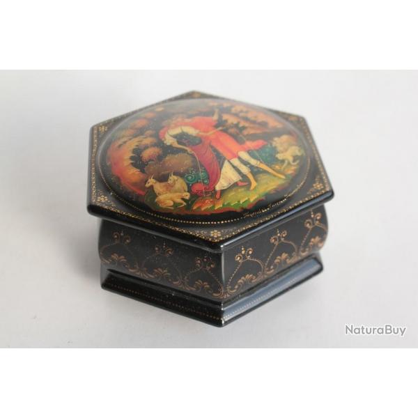 Bote laque Russe hexagonale Palekh couple bergers