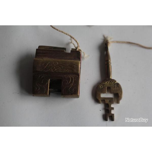 Ancien cadenas Indien Tricky avec clef