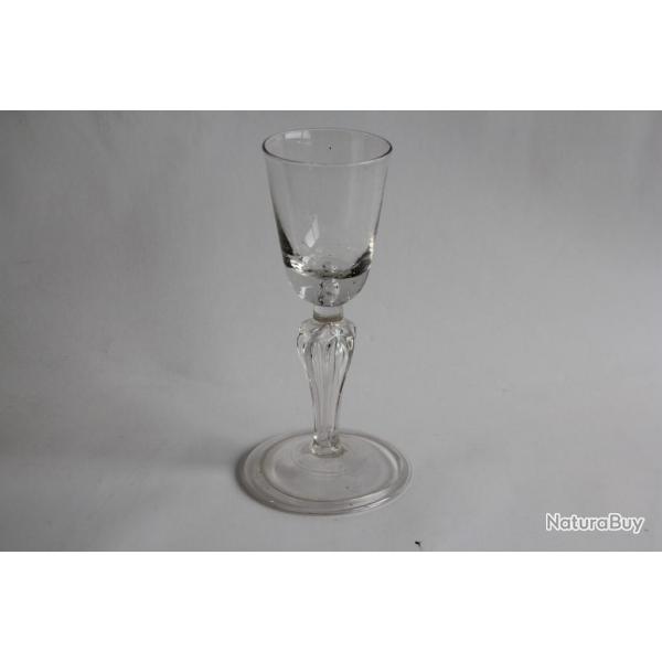 Verre  pied souffl XVIIIe sicle