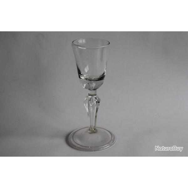 Verre  pied souffl XVIIIe sicle